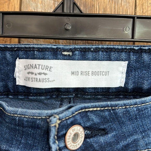Women’s signature Levi Strauss mid rise boot cut jeans - Picture 3 of 6